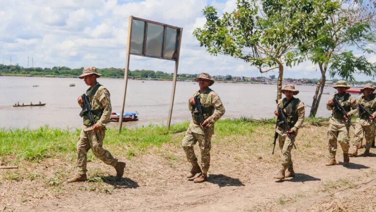 Perú despliega cuerpo de militares cerca al río Amazonas, en frontera con Colombia, en medio de tensión territorial por la isla Santa Rosa
