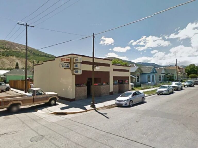 Pistolero prófugo tras masacre en bar en Estados Unidos