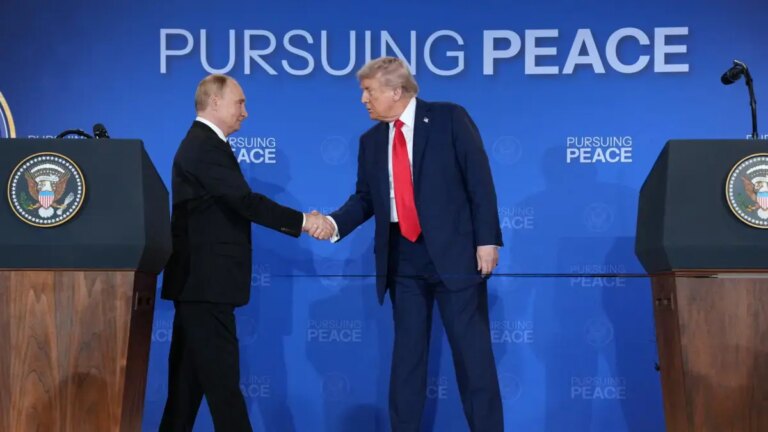 Putin informa a la cúpula rusa sobre los resultados de la cumbre en Alaska