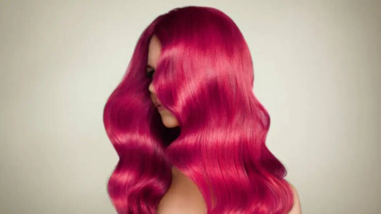 Qué revela sobre una persona el pintarse el cabello de colores, según la psicología
