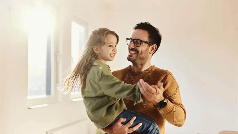 Qué significa que algunos padres sean más protectores con sus hijas, según la psicología