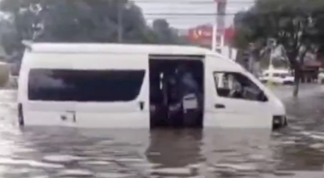 Se desbordó un canal de aguas negras en la zona de La Bandera, en Tultitlán