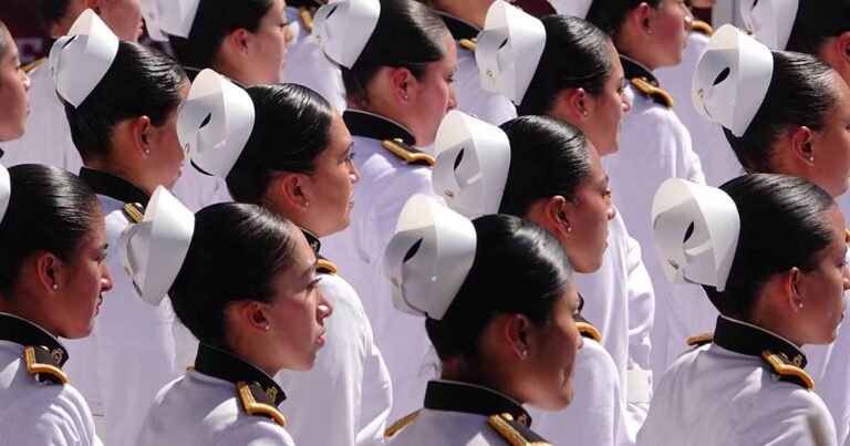 Se gradúan 123 oficiales navales en medicina y enfermería