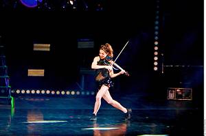 Se luce Lindsey Stirling ante el público regio
