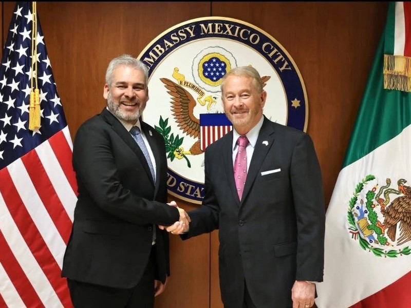 Se reúnen gobernador de Michoacán y embajador de Estados Unidos
