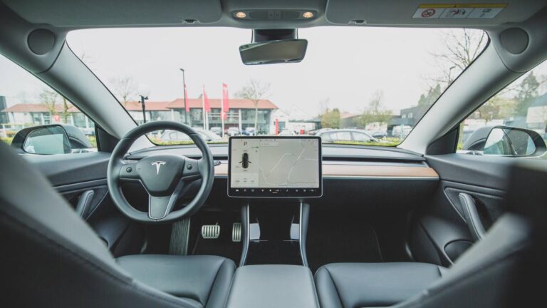 Tesla deberá pagar 329 millones de dólares en indemnizaciones por muerte vinculada al piloto automático en accidente de 2019 en Florida