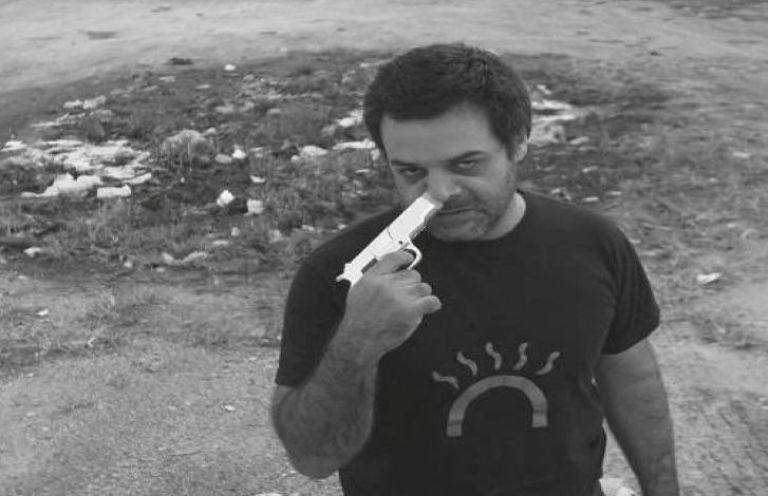 "Todo no es suficiente": Alberto Fuguet y la vida desbordada de Gustavo Escanlar