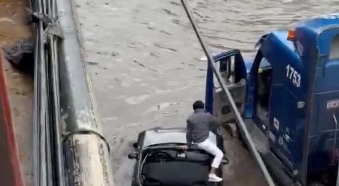 Trailero héroe rescata a conductor atrapado en su auto durante inundación