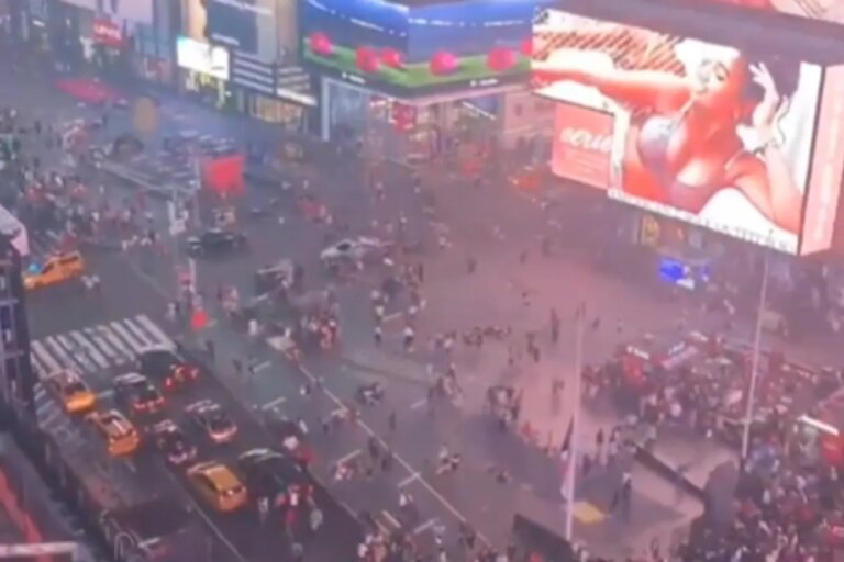 Un adolescente abre fuego y hiere a tres personas en Times Square, en Nueva York