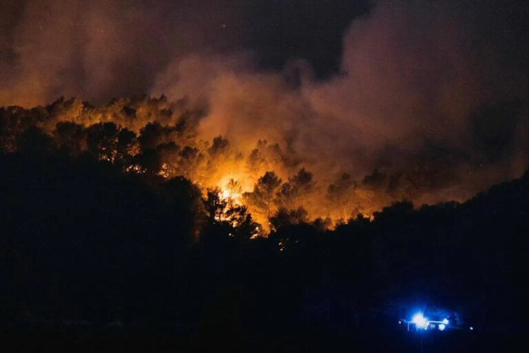 Un muerto en el mayor incendio del verano en Francia, que ha cerrado la autopista que conduce a La Jonquera