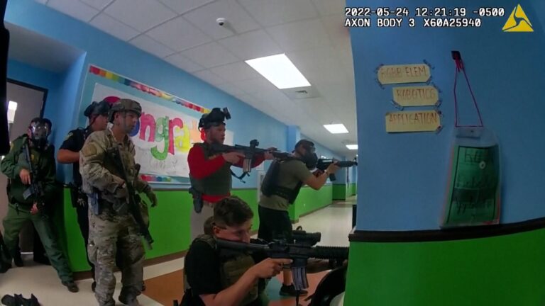 Varios vídeos muestran la lenta respuesta policial en la masacre escolar de Uvalde (Texas) en 2022