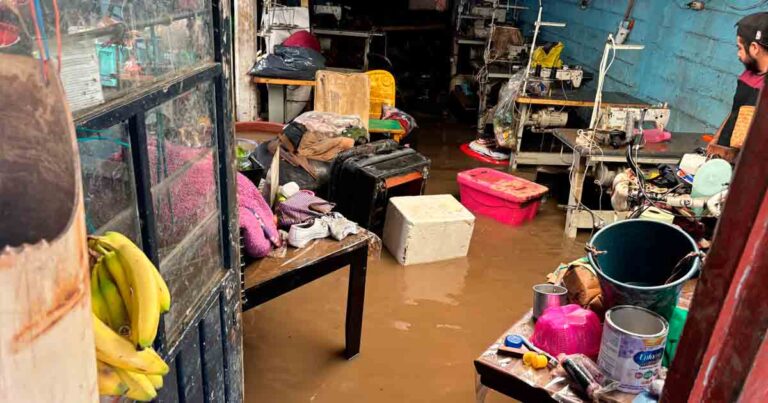Vecinos de Ixtapaluca siguen entre aguas negras tras 15 horas de inundación