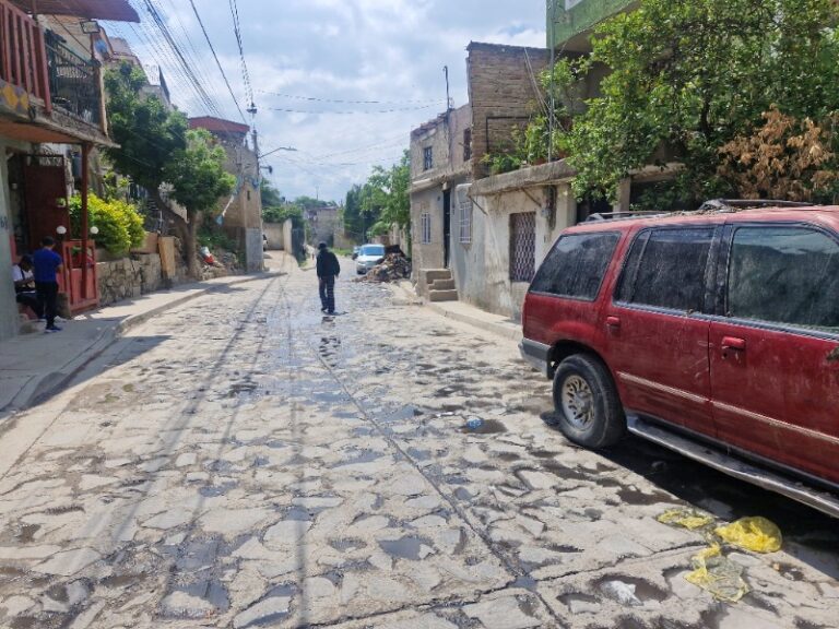 Vecinos de Lomas de Tabachines afectados por inundación esperan que lleguen apoyos