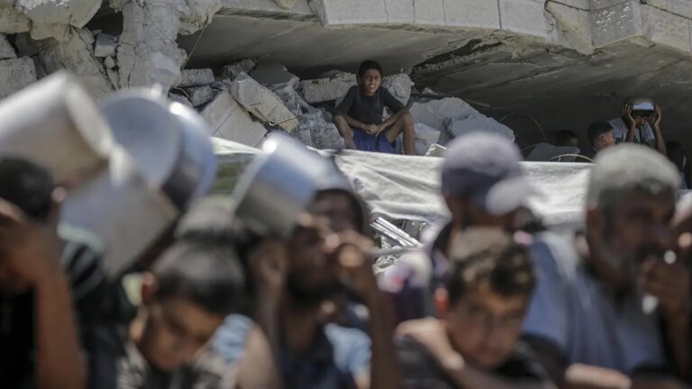 Veinte muertos y decenas de personas resultaron heridas tras volcarse un camión con ayuda humanitaria en la Franja de Gaza