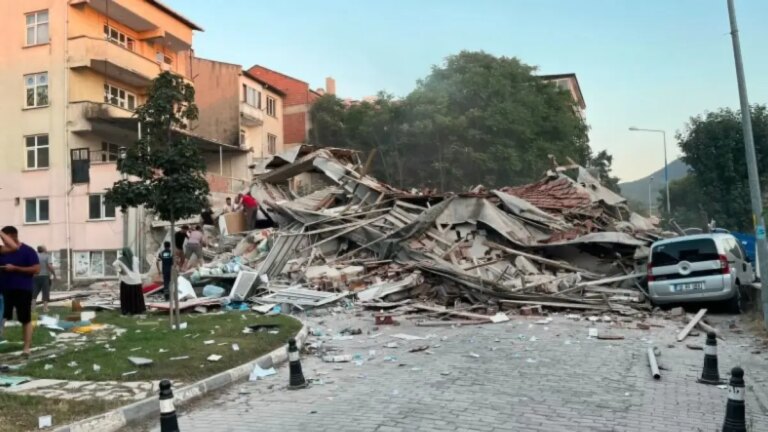 Videos del terremoto de magnitud 6,1 en Turquía que dejó 10 edificios colapsados y un número indeterminado de heridos