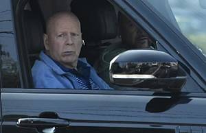 Vive Bruce Willis en casa aparte de su familia por demencia