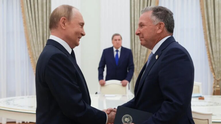 Vladimir Putin recibe al enviado especial de EE. UU., Steve Witkoff, para negociar una tregua en Ucrania antes de que venza el ultimátum de Trump