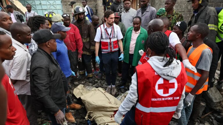 aeronave se estrella contra unas casas causando al menos 6 muertos
