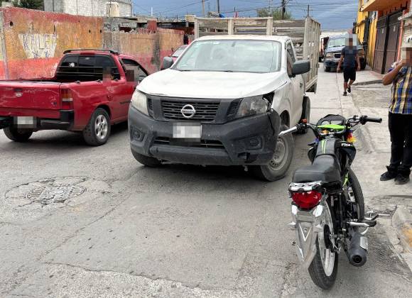 conductor ignora alto y embiste a motociclista; fue detenido