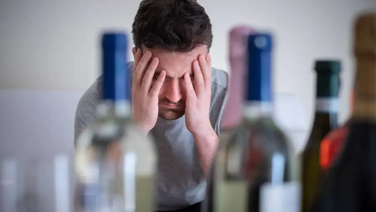 el hábito de alcohol en Estados Unidos que cada vez abandonan más personas, según encuesta