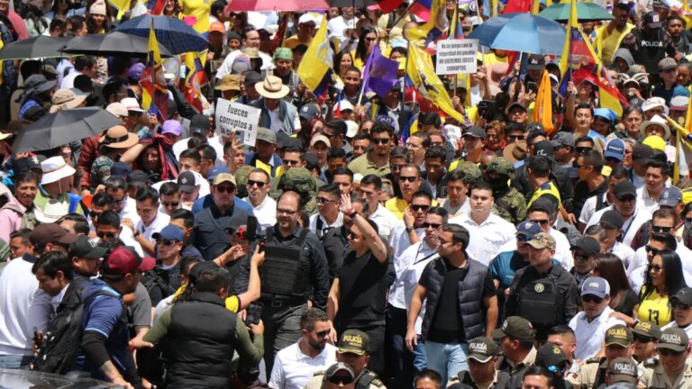 miles de personas, lideradas por el presidente Daniel Noboa, marcharon contra la Corte Constitucional, ¿por qué?