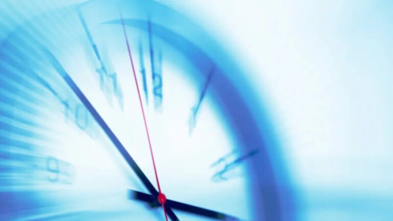 por qué tantas personas sienten que el tiempo pasa cada vez más rápido