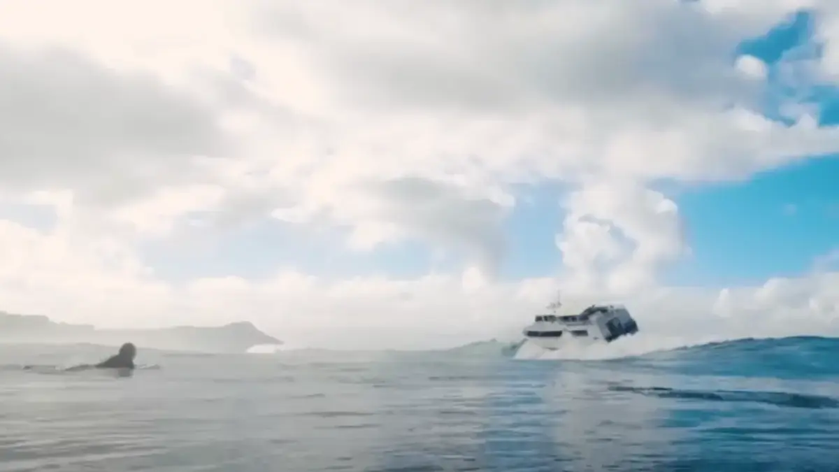 un barco en Hawái quedó a merced de una ola gigante (imágenes impactan)
