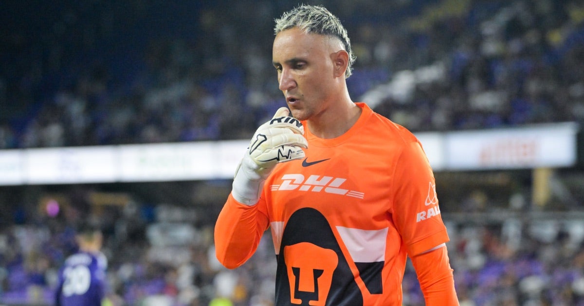 ¡Autogol y expulsión! Keylor Navas vive calvario con Pumas