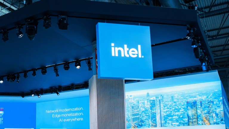 ¿Por qué Trump pide la renuncia inmediata del CEO del fabricante de chips Intel tras amenaza de arancel del 100% a la industria semiconductores?