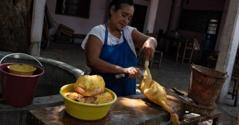 ¿Se debe lavar el pollo antes de cocinarlo? Esto dicen los expertos