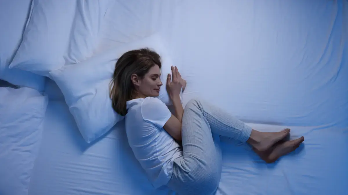 ¿Se identifica? Esto es lo que significa dormir en posición fetal todos los días, según la psicología