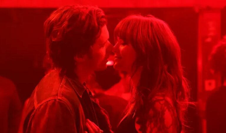 romance de Emilia Jones y Nick Robinson llega con Row K