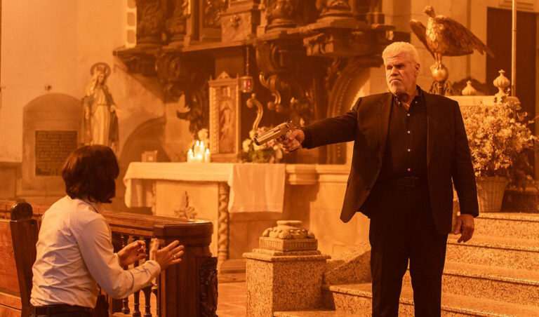 Ron Perlman enfrenta a un mundo criminal por amor