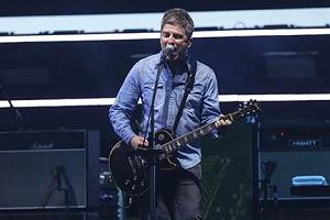 Asisten famosos como McCartney y Hayek a show de Oasis