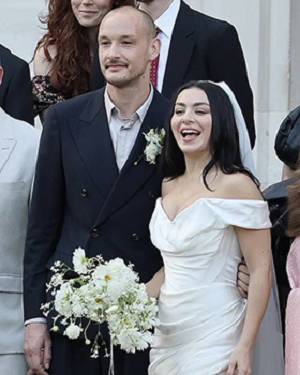 Charli XCX se casa de nuevo, ¡ahora en Italia!