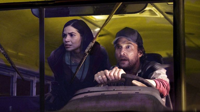 Crítica de “A través del fuego”: Paul Greengrass recrea el incendio de Paradise con Matthew McConaughey al volante