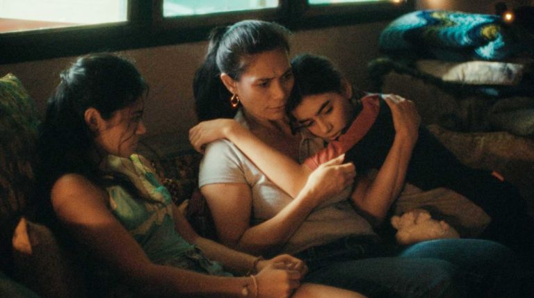 Crítica de "Si no ardemos, cómo iluminar la noche": adolescencia, violencia y mito en la ópera prima de Kim Torres