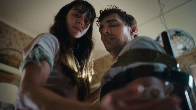 Crítica de “Together”: Dave Franco y Alison Brie en un body horror a la altura de “La sustancia”