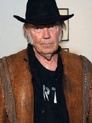 Demandan a Neil Young por derechos de autor en nombre