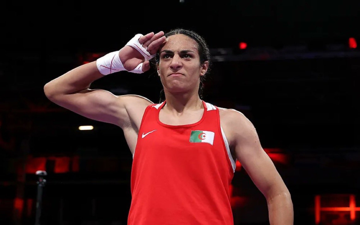 Imane Khelif posa con guantes de boxeo, medalla de oro y renovada imagen