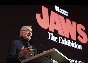 Inaugura Spielberg expo de 'Tiburón' en Museo de la Academia