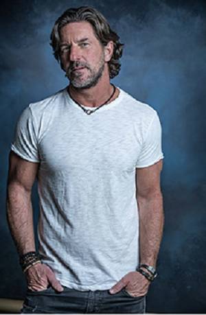 Muere el compositor Brett James en accidente aéreo