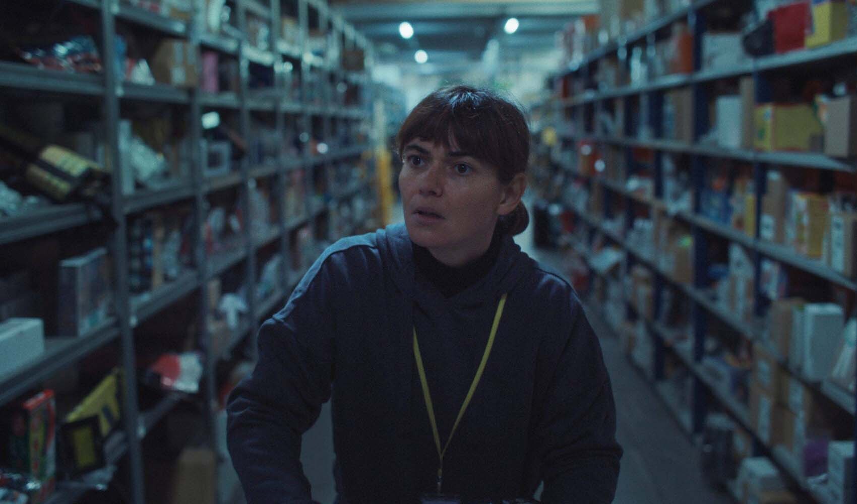 muestra la deshumanización del trabajo moderno desde la mirada de una inmigrante