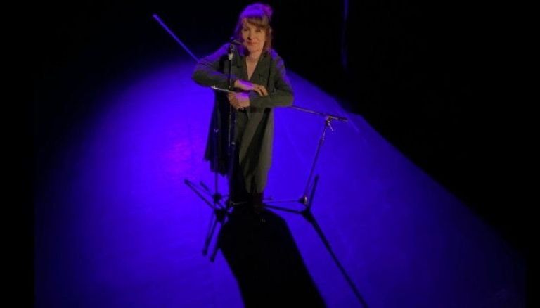 Crítica de “La mentira candente”: Ana María Bovo y un conmovedor unipersonal sobre la cinefilia