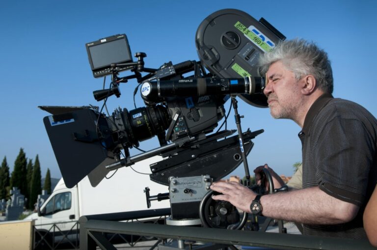 Pedro Almodóvar alerta sobre el retroceso en libertades durante la gala del Premio Julián Besteiro