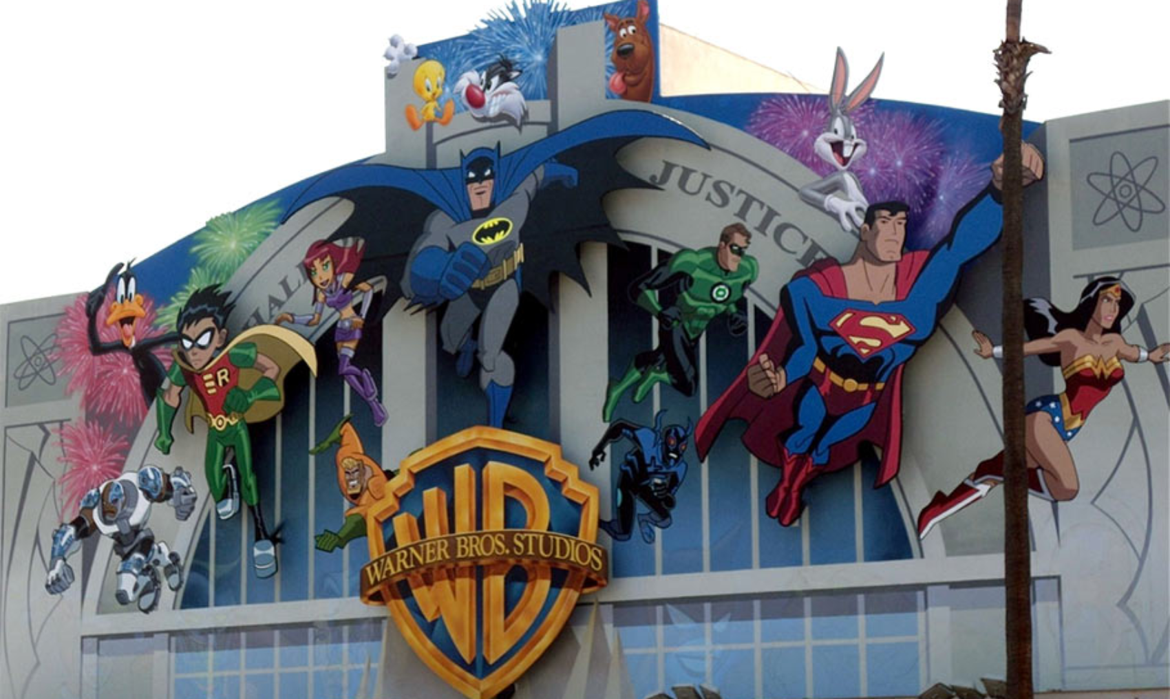 Warner Bros. se pone a la venta ¿quién se llevará a DC y compañía?