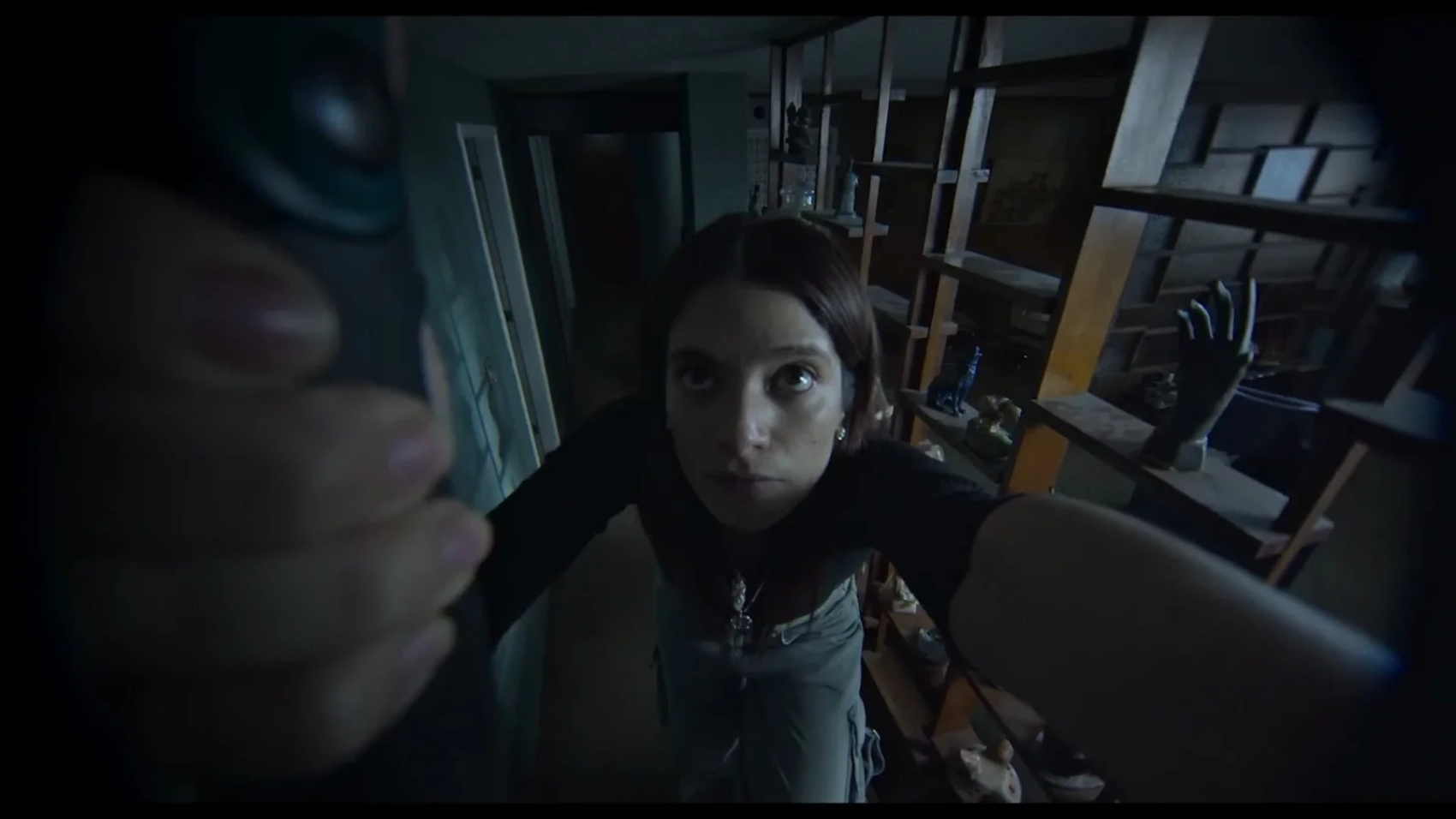 Crítica a No me sigas, el fallido debut en español de Blumhouse