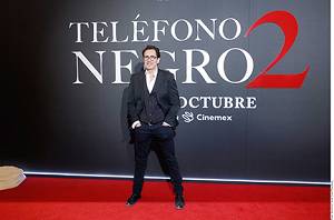 Abraza Demian Bichir a la juventud