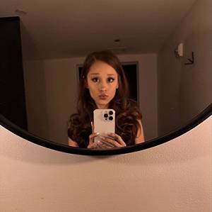 Ariana Grande deja el rubio de 'Wicked' y vuelve al castaño