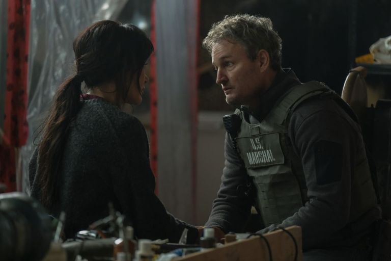 Crítica de “Alaska: La última frontera”: Un western helado con Jason Clarke